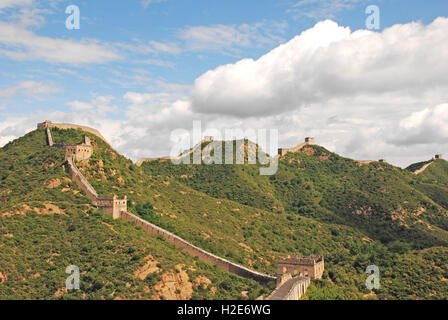 Die chinesische Mauer schlängelt sich über die Berge zwischen Jinshanling und Simatai. Stockfoto