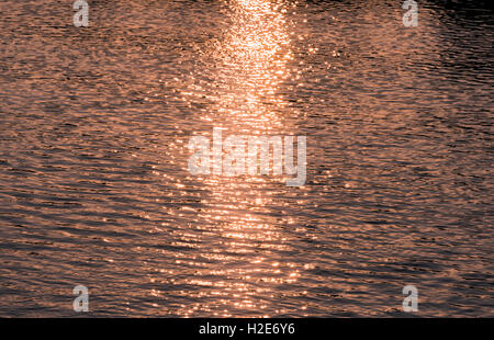 Wasser spiegelnde Sonnenuntergang, Nam Ou Fluß, Nong Khiaw, Provinz Luang Prabang, Laos Stockfoto