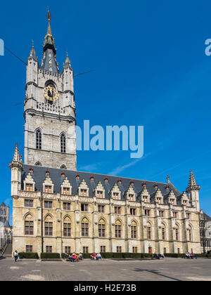 Glockenturm mit Tuchhallen am Sint-Baafsplein, Gent, Flandern, Belgien Stockfoto