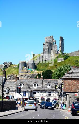 Ansicht der Corfe Castle oben The Greyhound Pub, Corfe, Dorset, England, Vereinigtes Königreich, West-Europa gesehen. Stockfoto