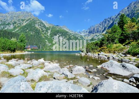 Weitwinkeleinstellung Landschaft von Glazial-See Popradske Pleso in der hohen Tatra. Stockfoto