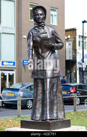 London, England, Vereinigtes Königreich. Statue: Catherine Booth (Ehefrau von William Booth, Gründer der Heilsarmee) Mile End Rd, Whitechapel Stockfoto
