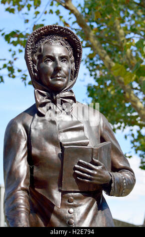 London, England, Vereinigtes Königreich. Statue: Catherine Booth (Ehefrau von William Booth, Gründer der Heilsarmee) Mile End Rd, Whitechapel Stockfoto