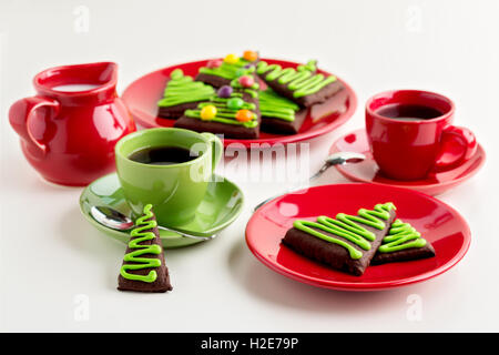 Frühstück. Kaffee mit Honig-Ingwer-Plätzchen in Form eines Weihnachtsbaumes, verziert mit bunten Gummibärchen. Stockfoto