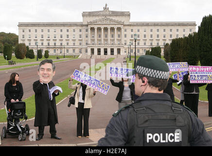 Ein Karton ausgeschnitten Großbritanniens Premierminister Gordon Brown ist rised hoch auf seine Ankunft in Stormont, Belfast, 4. Oktober 2009. Gordon Brown angekommen in Belfast für Gespräche mit Politikern Nordirlands im Rahmen eines Angebots, eine Vertiefung Zeile in Stormont zu lösen. Sinn Féin und demokratische Unionisten sind uneins über bei Polizei und Justiz Befugnisse von Westminster übertragen werden sollte. Stockfoto