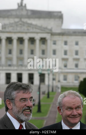 Sinn Féin Führer Gerry Adams und Nordirlands stellvertretende erste Minister Martin McGuinness lacht vor dem Schlafengehen Großbritanniens Premierminister Gordon Brown in Stormont, Belfast, 4. Oktober 2009 erfüllen. Gordon Brown angekommen in Belfast für Gespräche mit Politikern Nordirlands im Rahmen eines Angebots, eine Vertiefung Zeile in Stormont zu lösen. Sinn Féin und demokratische Unionisten sind uneins über bei Polizei und Justiz Befugnisse von Westminster übertragen werden sollte. Stockfoto