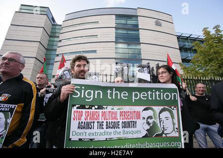 Dateien: Fans von Arturo Arteaga, halten eine Demo draußen Belfast Laganside Gerichte, Belfast, Nordirland, 5. Oktober 2009. Der Prozess begann heute der Spanier Unternehmensführung Tourismus in Nordirland wen ist in seiner Heimat für angeblichen Terrorismus vergehen wollte. Stockfoto