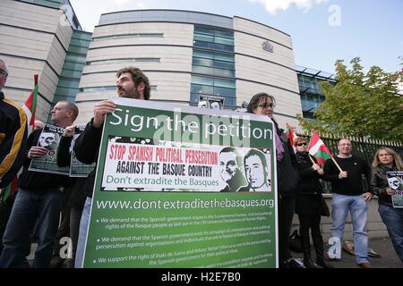 Dateien: Fans von Arturo Arteaga, halten eine Demo draußen Belfast Laganside Gerichte, Belfast, Nordirland, 5. Oktober 2009. "Nicht ausliefern, die Basken-Kampagne" statt eine Demo, fiel mit dem Beginn der Anhörung für Villaneva, der in seiner Heimat für angeblichen Terrorismus vergehen wollte. Stockfoto