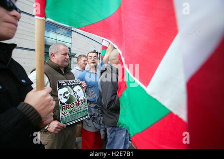 Dateien - Unterstützer von Arturo Arteaga, halten eine Demo draußen Belfast Laganside Gerichte, Belfast, Nordirland, 5. Oktober 2009. "Nicht ausliefern, die Basken-Kampagne" statt eine Demo zeitgleich mit Beginn der Anhörung für Villaneva, der in seiner Heimat für angeblichen Terrorismus vergehen wollte. Stockfoto