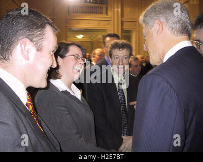 Datei-Jahr 2000 - aufgenommen in STORMONT - Sinn Féin Conor Murphy und Michelle Gildernew begrüßen den damaligen US-Präsidenten Bill Clinton am Parlamentsgebäude Stormont. Stockfoto