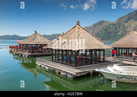 Indonesien, Bali, Kedisan, schwimmende Hotel am Gunung Batur innere Kratersee, Kunden in Ponton Speisesälen Stockfoto