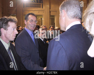 Datei-Jahr 2000 - aufgenommen in STORMONT - Sinn Féin Gerry Kelly schüttelt Hände mit der damaligen US-Präsidenten Bill Clinton im Parlamentsgebäude Stormont. Stockfoto