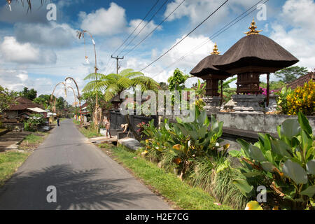 Indonesien, Bali, Buahan, Penjor Dekorationen in der Straße für Galungan und Kuningan festival Stockfoto