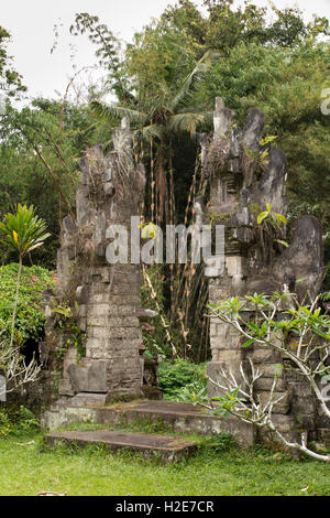 Indonesien, Bali, Payangan, Buahan Dorf, Pura Nataran Sangyang Tega hinduistischer Tempel überwuchert Gateway Stockfoto