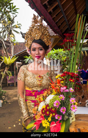 Indonesien, Bali, Payangan, Susut, Hochzeiten, balinesischen Braut im Dorfhaus zusammengesetzten Stockfoto