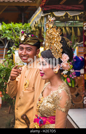 Indonesien, Bali, Susut, Bräutigam und Braut posiert für Hochzeitsfotos Rezeption Stockfoto