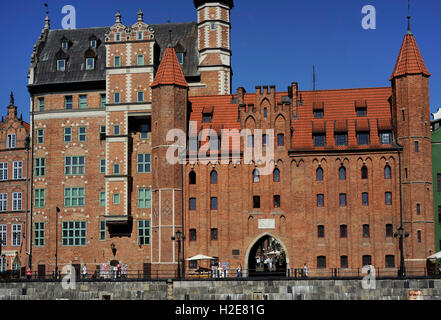 Polen. Danzig. Motlava River Embankment (Dlugie Pobrzeze). Archäologisches Museum. Fassade. Stockfoto