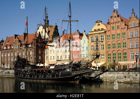 Polen. Danzig. Motlava River Embankment (Dlugie Pobrzeze) mit alten Schiff. Stockfoto