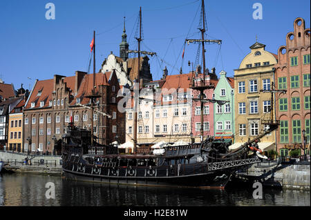 Polen. Danzig. Motlava River Embankment (Dlugie Pobrzeze) mit alten Schiff. Stockfoto