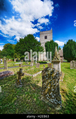 Die Kirche St Mary Jungfrau im Eardisland, Herefordshire unter einem blauen Sommerhimmel. Stockfoto