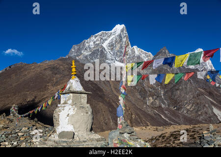 Eine tibetische buddhistische Stupa über das Dorf Dingboche (4800m) auf dem Weg zum Everest Base Camp in der Khumbu-Region in Nepal. T Stockfoto