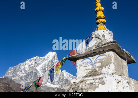 Eine buddhistische Stupa in Dingboche (4800m) auf dem Weg zum Everest Base Camp in der Khumbu-Region in Nepal. Der Berg in der bac Stockfoto