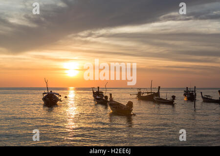 Sonnenuntergang über langen Schwänzen Boote in Koh Lanta in der Provinz Krabi im Süden Thailands. Stockfoto