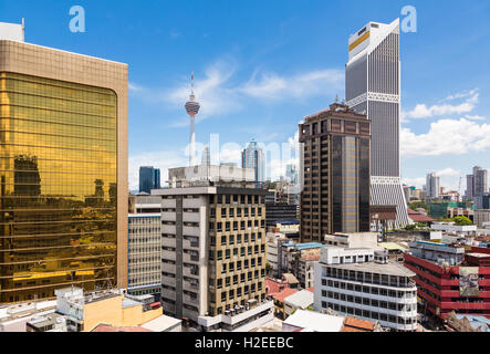 Kuala Lumpur Stadtbild rund um den financial District in Malaysia Hauptstadt mit den KL Tower im Hintergrund. Die Stadt ist ein Stockfoto