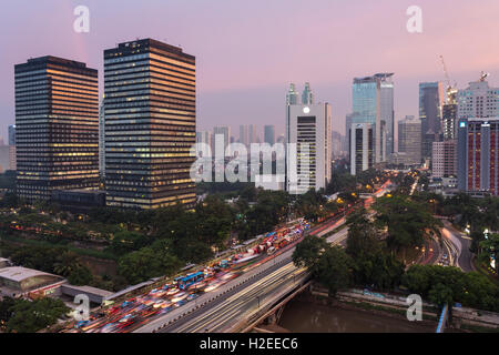 Sonnenuntergang über Jalan Sudirman, eines Jakarta Hauptstraße, die durch Indonesien Hauptstadt Geschäftsviertel geht Stockfoto