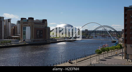 Ostsee und Sage Gateshead Millennium Bridge in Gateshead, England. Sie blicken auf den Fluss Tyne. Stockfoto