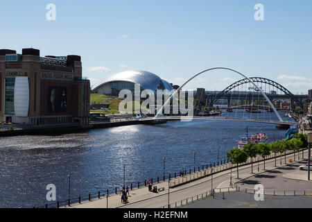 Ostsee und Sage Gateshead Millennium Bridge in Gateshead, England. Sie blicken auf den Fluss Tyne. Stockfoto