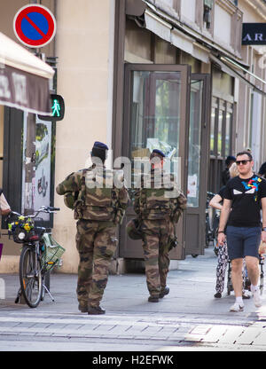 Zivilisten treffen Eurocorps Soldaten auf Anti-Terror-Patrouille, Rue des Dominicains, Meurthe-et-Moselle (Grand Est), Nancy, Frankreich Stockfoto