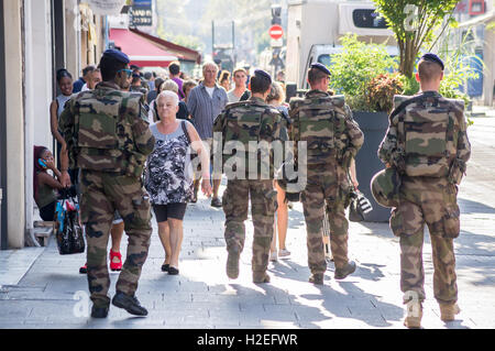 Zivilisten treffen Eurocorps Soldaten auf Anti-Terror-Patrouille, Rue des Dominicains, Meurthe-et-Moselle (Grand Est), Nancy, Frankreich Stockfoto