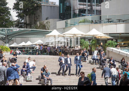 Büroangestellte und Geschäftsleute Martin Place im Stadtzentrum von Sydney CBD, NSW, Australien Stockfoto