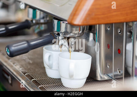 Zwei Tassen Espresso in professionellen Kaffeemaschine brauen Stockfoto