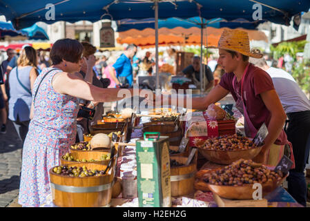 Samstagsmarkt in Beaune, Burgund, Frankreich, EU, Europa Stockfoto