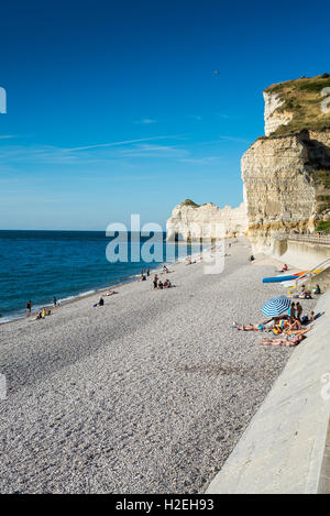 Einheimische und Touristen am Strand in der Stadt Etretat, Normandie, Frankreich, EU, Europa. Stockfoto