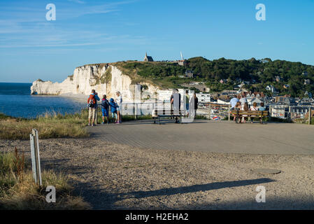 Touristen auf der Suche auf die Kreide Klippen Porte d'Amont und die Kapelle Notre-Dame-de-la-Garde bei Etretat, Haute-Normandie, Frankreich, EU, Euro Stockfoto