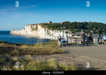 Touristen auf der Suche auf die Kreide Klippen Porte d'Amont und die Kapelle Notre-Dame-de-la-Garde bei Etretat, Haute-Normandie, Frankreich, EU, Euro Stockfoto