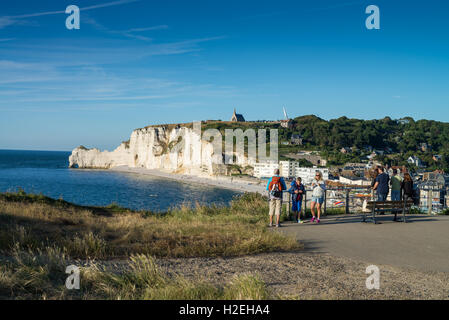 Touristen auf der Suche auf die Kreide Klippen Porte d'Amont und die Kapelle Notre-Dame-de-la-Garde bei Etretat, Haute-Normandie, Frankreich, EU, Euro Stockfoto