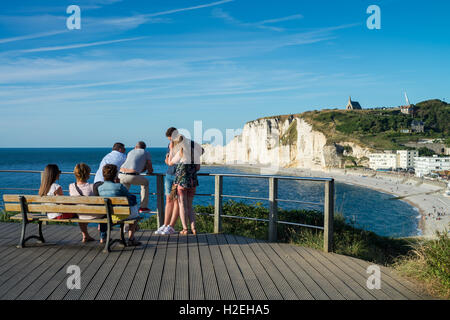 Touristen auf der Suche auf die Kreide Klippen Porte d'Amont und die Kapelle Notre-Dame-de-la-Garde bei Etretat, Haute-Normandie, Frankreich, EU, Euro Stockfoto