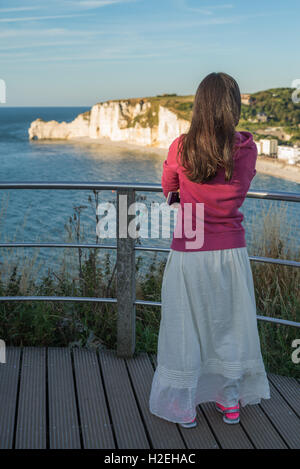 Touristen auf der Suche auf die Kreide Klippen Porte d'Amont und die Kapelle Notre-Dame-de-la-Garde bei Etretat, Haute-Normandie, Frankreich, EU, Euro Stockfoto