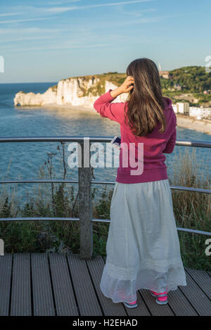 Touristen auf der Suche auf die Kreide Klippen Porte d'Amont und die Kapelle Notre-Dame-de-la-Garde bei Etretat, Haute-Normandie, Frankreich, EU, Euro Stockfoto