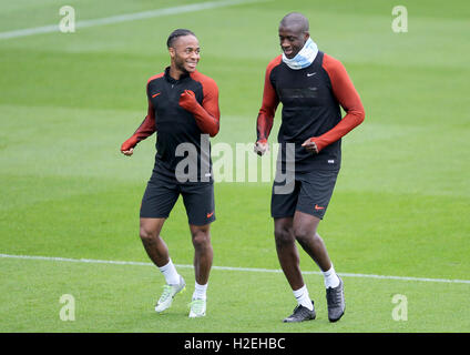 Manchester Citys Raheem Sterling (links) und Yaya Toure während einer Trainingseinheit bei der City Football Academy, London. Stockfoto