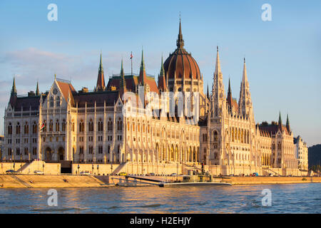 Parlamentsgebäude, eines der ältesten gesetzgebenden Gebäude Europas, gesehen von der Donau, Budapest, Ungarn Stockfoto