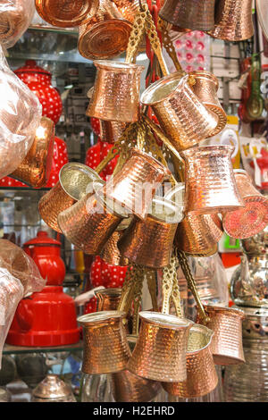 Handwerk und Haushaltsprodukte auf dem äußeren Basar in Istanbul Stockfoto