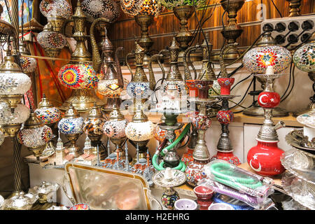 Handwerk und Haushaltsprodukte auf dem äußeren Basar in Istanbul Stockfoto