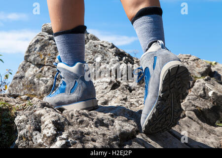 Nahaufnahme der Wanderschuhe und Beine Klettern auf felsigen Pfad Stockfoto