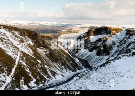 Schneebedeckte Winnats Pass im Peak District Derbyshire in der Nähe von Castelton England Stockfoto