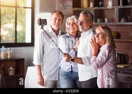 Reife Familienglück unter Selfies mit Smartphone in der Küche Stockfoto